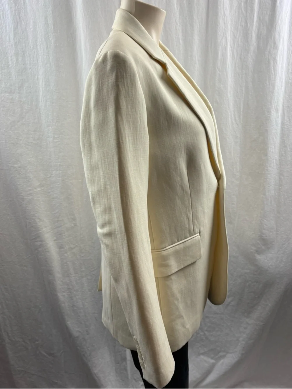 Nili Lotan's 'Francoise' oversized blazer in Ivory 2 - Picture 7 of 14